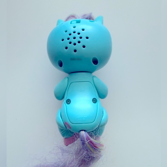 Fingerlings Baby Unicorn Interactive Figure - Picture 2 of 6